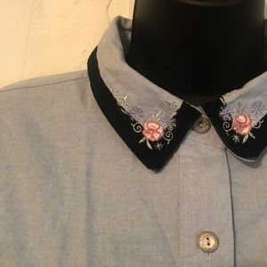Floral Detailed Collared Button Down
